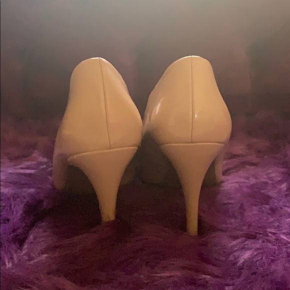 women’s low heel tan - Picture 2 of 2